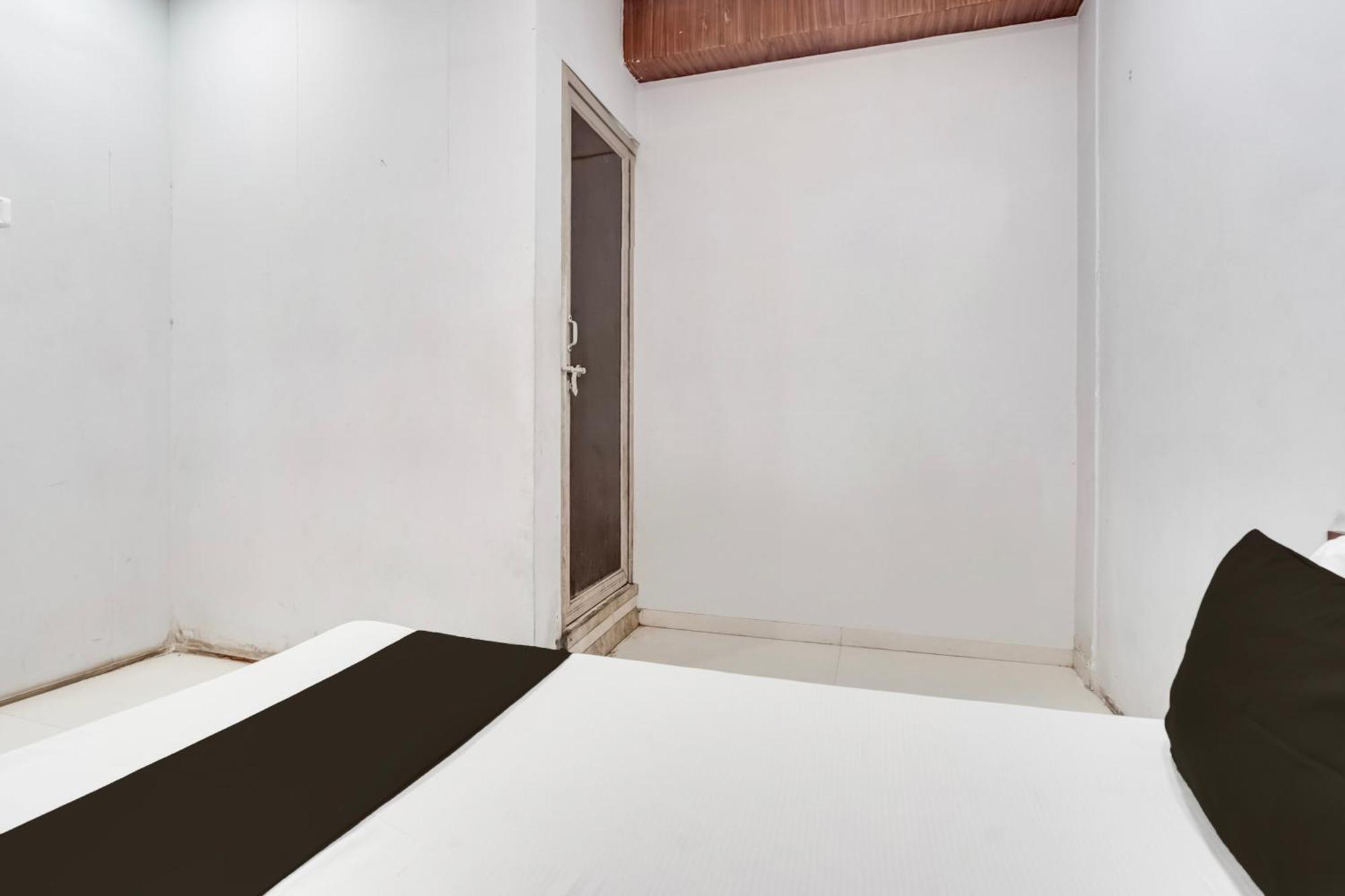 Hotel O Day Night Rooms 苏拉特 外观 照片