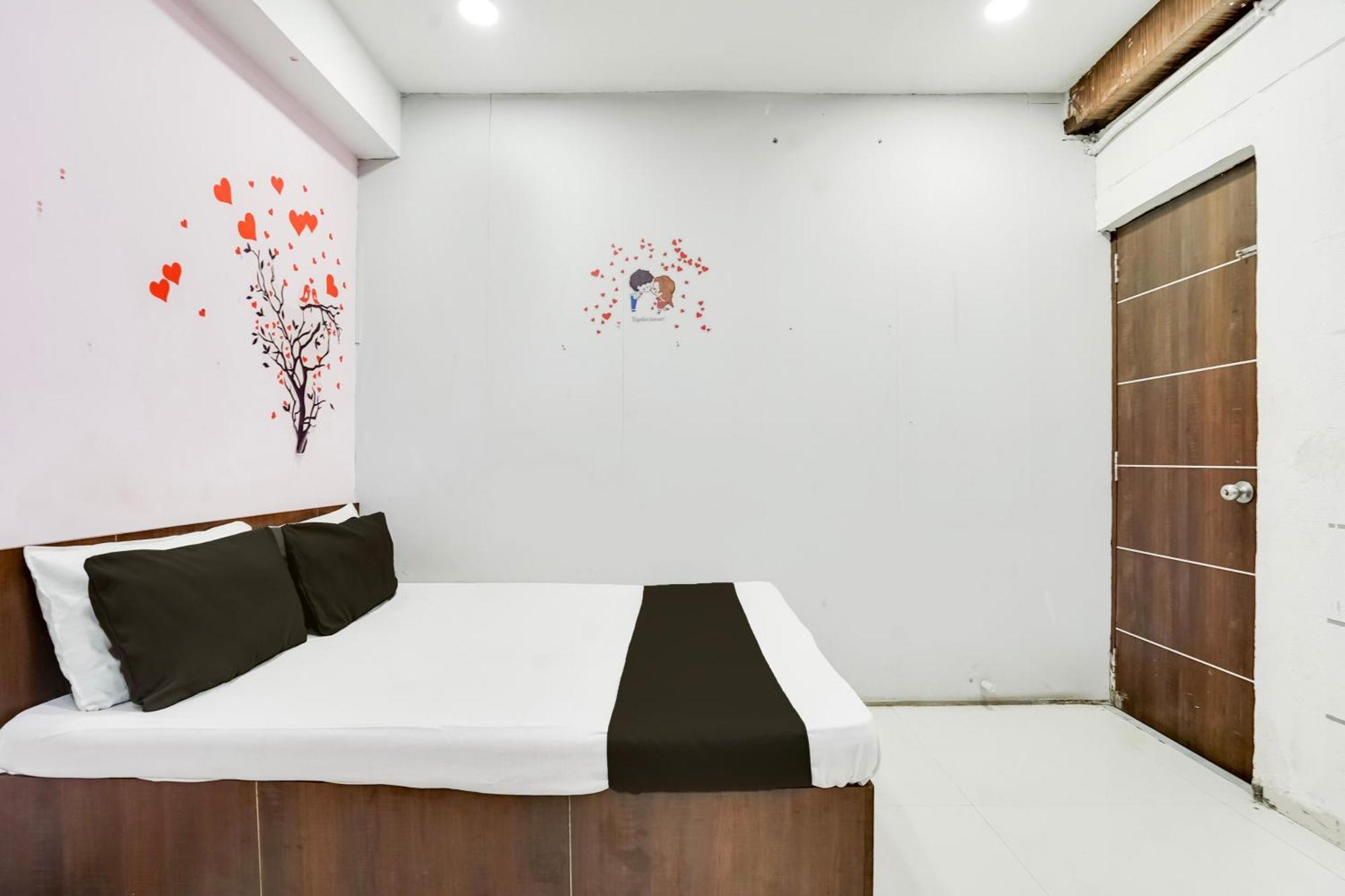 Hotel O Day Night Rooms 苏拉特 外观 照片